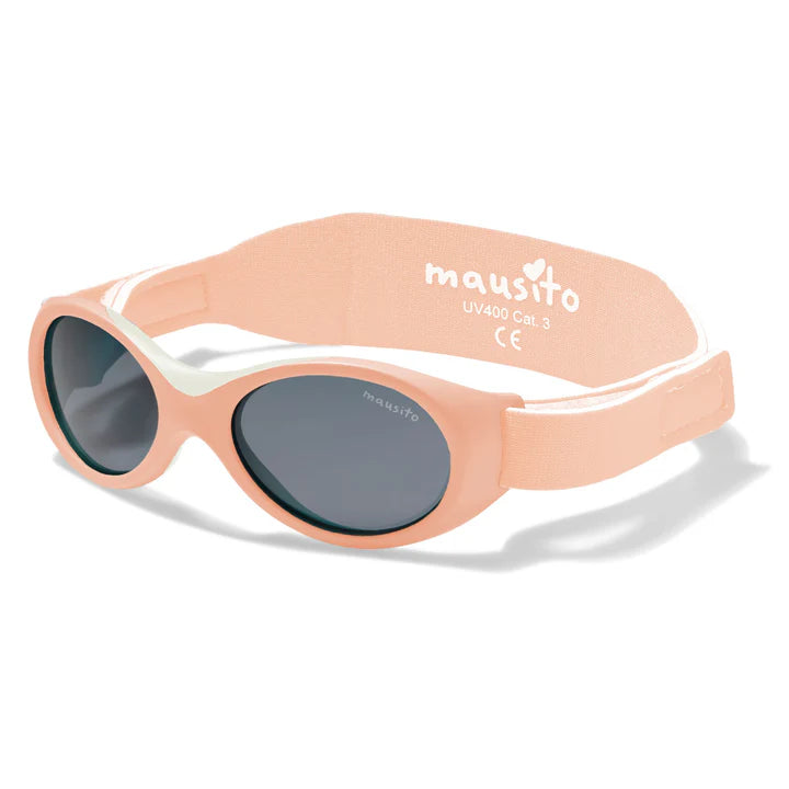 Die Baby Surfer Sonnenbrille von Mausito schützt Babys von 0 bis 18 Monaten zuverlässig vor Sonne mit 100% UV400-Schutz. Sie sitzt bequem dank weichem Nasensteg und flexiblem Kopfband. Leicht, bruchsicher und schadstofffrei – ideal für kleine Entdecker. Das nachhaltige, recycelte Packaging rundet das durchdachte Design ab.