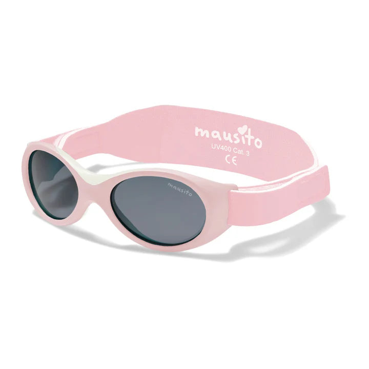 Die Baby Surfer Sonnenbrille von Mausito schützt Babys von 0 bis 18 Monaten zuverlässig vor Sonne mit 100% UV400-Schutz. Sie sitzt bequem dank weichem Nasensteg und flexiblem Kopfband. Leicht, bruchsicher und schadstofffrei – ideal für kleine Entdecker. Das nachhaltige, recycelte Packaging rundet das durchdachte Design ab.