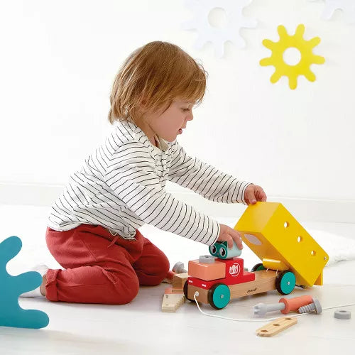 Beschreibung
Platz da für das Nachziehspielzeug der kleinen Handwerker! Mit diesem Handwerker-Laster zum Herumfahren entwickeln Kinder ab 2 Jahren spielerisch Fein- und Grobmotorik!