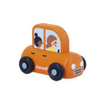 Dieses kleine Holzauto in fröhlichem Orange ist ideal für Kinder ab 12 Monaten. Es liegt gut in der Hand und lädt zum Spielen und Fantasieren ein. Perfekt für Familienausflüge auf dem Spielteppich oder unterwegs. Hergestellt aus FSC™-zertifiziertem Holz aus nachhaltiger Forstwirtschaft. Ein tolles Spielzeug, das Kreativität und Sprachentwicklung fördert.
