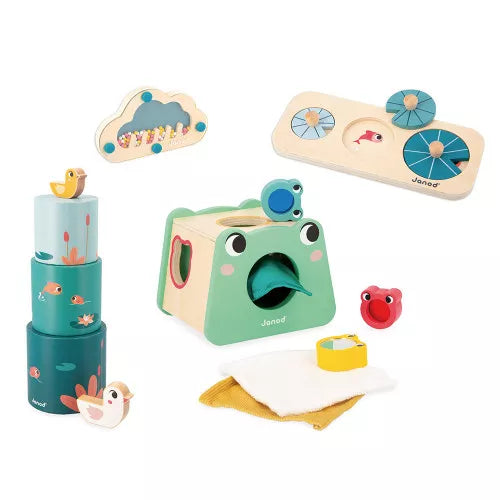 Eine Spielbox eigens für Babys ab 12 Monaten: Das ist die Janod Box! Speziell zur Stimulation der Sinne entwickelt, enthält unser Spielset 4 lustige Lernspielzeuge. Ein Formensortierer aus Holz, 3 Stoffstücke mit unterschiedlichen Strukturen, eine dreiteilige runde Pyramide und ebenfalls in dieser Babybox enthalten ist ein hölzerner Regenmacher in Form einer Wolke. Zu guter Letzt gibt es noch ein schönes Holzpuzzle.