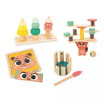 Beschreibung
Eine Spielbox eigens für Babys ab 36 Monaten: Hier ist die Janod Box! Diese Box für Kinder wurde speziell zur Förderung des Denkvermögens konzipiert und enthält 4 Lernspiele aus Holz.
Da ist zunächst ein Bauspiel mit 6 doppelseitigen Vorlagenkarten, die Ihrem Kind helfen zu lernen, wie man Konstruktionen nachbaut, und den Begriff der Größe zu verstehen. In Form von drei Bäumen, die jeweils aus vier Teilen bestehen, erfordert dieses Lernspiel Beobachtungsgabe und logisches Denken.
Außerdem gib
