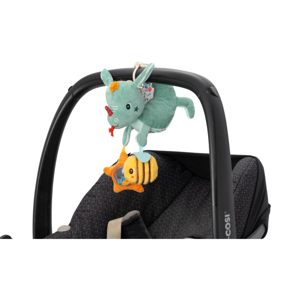 Beschreibung Joe, der Drache, und sein Freund, die Hummel, fliegen fröhlich über das Baby hinweg, indem sie sich an seinem Sitz festhalten. Joe spielt mit Geräuschen, Berührungen und Spiegelungen - da wird Ihr Kleines ganz schön neugierig!Joe, der Reisebegleiter, lässt sich leicht abtrennen und wird so zu einem kuscheligen Plüschtier. Geeignet ab 3 Monaten