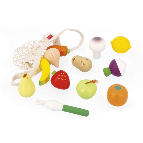 Dieses liebevoll gestaltete Set aus 12 Holz-Obst- und Gemüsestücken lädt Kinder ab 3 Jahren zum spielerischen Nachahmen ein. Es fördert das Lernen von Obst- und Gemüsenamen und unterstützt kreatives Rollenspiel in der Kinderküche oder im Kaufmannsladen. Nachhaltig gefertigt aus FSC™-zertifiziertem Holz, bietet das Set eine sichere und umweltfreundliche Spielmöglichkeit. Ideal, um gemeinsam mit Oma leckere Gerichte zu „kochen“ und dabei spielerisch die Jahreszeiten zu entdecken. Alle Teile sind praktisch in