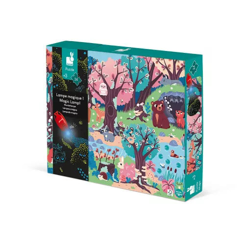 Dieses 24-teilige Puzzle zeigt nachtaktive Waldbewohner, die Kinder ab 3 Jahren mit einer speziellen Lampe entdecken können. Nach dem Zusammensetzen erscheinen Eulen, Eichhörnchen und Igel in leuchtenden Farben. Große Teile erleichtern das Greifen, und ein Poster hilft beim Legen. Hergestellt aus FSC®-zertifizierten Materialien, verbindet dieses Puzzle spielerisches Lernen mit magischem Entdecken.