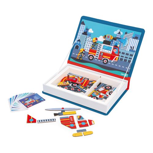 Das Magneti'book Feuerwehr begeistert Kinder ab 3 Jahren, indem es sie spielerisch zu kleinen Feuerwehrleuten macht. Mit 60 Magneten und 18 Vorlagenkarten können Kinder eigene Geschichten erfinden und ihre Kreativität frei entfalten. Das handliche Buchformat ist ideal zum Mitnehmen und fördert gleichzeitig die motorischen Fähigkeiten. Hergestellt aus FSC™-zertifizierter Pappe und sicheren Materialien, bietet dieses Lernspiel Spaß und fördert die Fantasie auf sichere Weise.