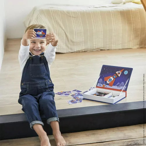 Kennen Sie Magnéti'book? Diese mobilen und pädagogischen Magnetbücher werden von Groß und Klein geliebt! Wie funktioniert es?
Das magnetische Set enthält viele magnetische Elemente zum Zuordnen, indem man den Modellen folgt oder die eigene Kreativität sprechen lässt! Dieses Spiel aus Pappe wird die Kleinen ab 3 Jahren mit seinen 52 Magneten und 18 Modellkarten in den faszinierenden Weltraum mit seinen Planeten führen.
Im Buch ermöglicht eine magnetische Szene, das auf der Karte gezeigte Raumfahrzeug mithi