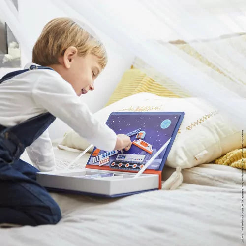 Kennen Sie Magnéti'book? Diese mobilen und pädagogischen Magnetbücher werden von Groß und Klein geliebt! Wie funktioniert es?
Das magnetische Set enthält viele magnetische Elemente zum Zuordnen, indem man den Modellen folgt oder die eigene Kreativität sprechen lässt! Dieses Spiel aus Pappe wird die Kleinen ab 3 Jahren mit seinen 52 Magneten und 18 Modellkarten in den faszinierenden Weltraum mit seinen Planeten führen.
Im Buch ermöglicht eine magnetische Szene, das auf der Karte gezeigte Raumfahrzeug mithi