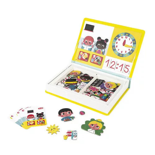 Magneti'book „Lerne die Uhr“ macht das Lernen der Uhrzeit spielerisch einfach. Mit 75 Magneten und 8 doppelseitigen Vorlagen können Kinder ab 3 Jahren 16 Alltagsszenen nachstellen und die passende Uhrzeit zuordnen. Das handliche Format ist ideal für unterwegs und hält die Magnete sicher an Ort und Stelle – perfekt für Autofahrten oder Wartezeiten. Hergestellt aus FSC®-zertifizierten Materialien, verbindet es Spaß mit Nachhaltigkeit.