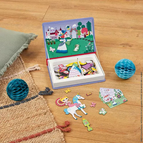 Magnetisches Variations- und Kombinationsspielzeug. Geeignet für Kinder (Mädchen) von 3-8 Jahren. Komplett mit reichhaltigem Zubehör.
Ein 55-teiliges Variationsset in mädchenhaften Farben und im hochwertigen Klappkarton verpackt. Es besteht aus 55 Magneten, die das Leben einer Prinzessin darstellen.
Diese lassen sich auf dem magnetischen Deckel anordnen. Die 7 Vorlagen zeigen, welche Erlebnisse die kleinen Prinzessinnen erfahren. Dadurch wird spielerisch die Vorstellungskraft und Kreativität Ihres Kindes