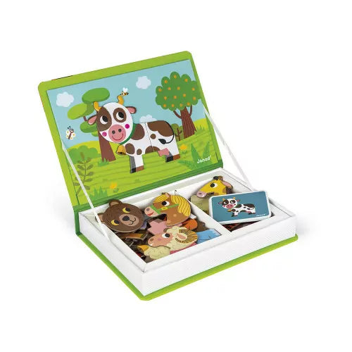 Ein ganzer Zoo in einem kleinen Kasten! Das Magneti'book Tiere enthält 30 Magnete, um viele Tiere zum Leben zu erwecken. Superpraktisch dank seines Buchformats: Ihr Kind muss es nur öffnen, um auf die Magnete sowie die 10 Vorlagenkarten und die magnetische Fläche, auf der die Magnete befestigt werden können, zuzugreifen.
Das Ziel des Spiels ist einfach: Das auf der Vorlagenkarte gezeigte Tier auf der magnetischen Fläche neu zusammensetzen oder die Teile nach Belieben kombinieren, um fantasievolle und lusti