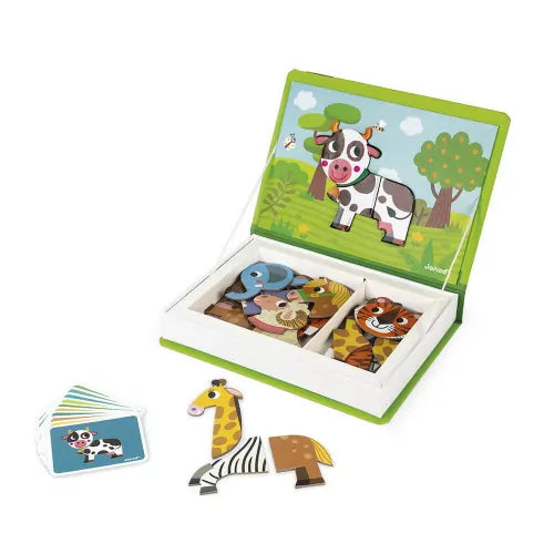 Ein ganzer Zoo in einem kleinen Kasten! Das Magneti'book Tiere enthält 30 Magnete, um viele Tiere zum Leben zu erwecken. Superpraktisch dank seines Buchformats: Ihr Kind muss es nur öffnen, um auf die Magnete sowie die 10 Vorlagenkarten und die magnetische Fläche, auf der die Magnete befestigt werden können, zuzugreifen.
Das Ziel des Spiels ist einfach: Das auf der Vorlagenkarte gezeigte Tier auf der magnetischen Fläche neu zusammensetzen oder die Teile nach Belieben kombinieren, um fantasievolle und lusti