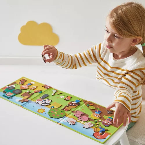 Beschreibung
Kikeriki, kleiner Bauer und kleine Bäuerin! Diese magnetische, illustrierte Kulisse lädt Ihre Kinder ab 3 Jahren auf den Bauernhof zum Ernten und Schweine hüten ein.
Das Magnetspiel besteht aus einer magnetischen Kulisse sowie 30 Magneten. Die Feinmotorik, die bei den ersten Lernprozessen Ihres Kindes im Mittelpunkt steht, wird durch das Greifen der Magnetteile gefördert.