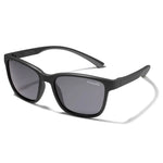 Die „The Boho L“ Kindersonnenbrille bietet 100% UV400-Schutz und ist speziell für aktive Kinder entwickelt. Sie ist leicht, bruchsicher, wasserfest und aus schadstofffreiem Material gefertigt – ideal für Sonne und Spielplatz. Nachhaltige Verpackung inklusive.