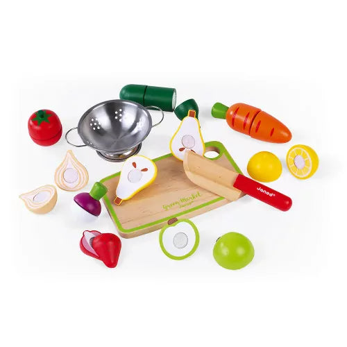 Kinder ab 3 Jahren können mit diesem Maxi-Set aus Holzobst und -gemüse sicher das Schneiden üben. Das Set enthält 9 verschiedene Lebensmittel, die durch selbsthaftende Elemente verbunden sind, sowie ein Messer, ein Schneidebrett und ein Metallsieb. So fördern Kinder spielerisch ihre Feinmotorik, Geschicklichkeit und Fantasie beim Nachspielen von Küchenszenen.