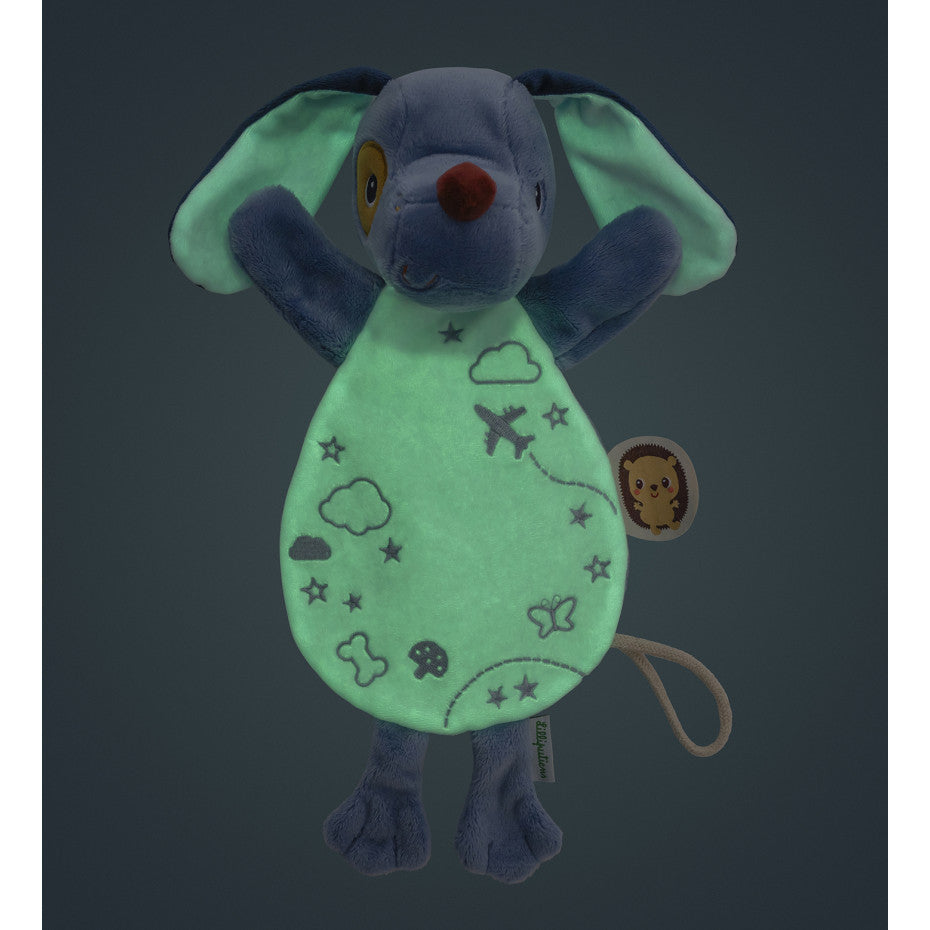Dieses kuschelige Hundespielzeug Jules begleitet Babys von Geburt an. Es ist weich, freundlich gestaltet und leuchtet im Dunkeln, was beruhigend wirkt. Mit integrierter Schnullerschnalle und Namensetikett ist es praktisch im Alltag. Jules fördert spielerische Momente und ist bei 30° waschbar. Ideal als Geschenk für Neugeborene.