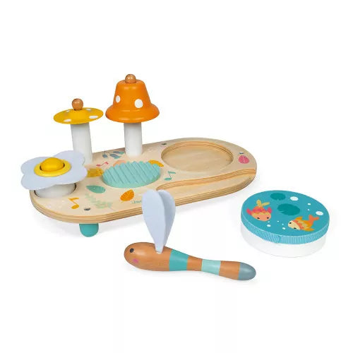 Der PURE Musiktisch bietet Babys ab 1 Jahr fünf verschiedene Klangmöglichkeiten zum eigenständigen Entdecken. Mit liebevollen Naturmotiven und einem weichen Libellen-Schlägel fördert er spielerisch die musikalische Frühförderung. Das robuste Holzspielzeug lädt zum Erkunden und Musizieren ein – ideal für kleine Entdecker, die Musik in ihrem eigenen Tempo erleben möchten.