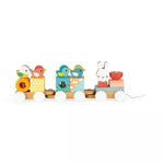 Beschreibung
Diese schöne Holzeisenbahn in sehr zarten und aktuellen Farbtönen ist ein 2-in-1 Spielzeug aus der Pure-Kollektion. Ihr Kind kann das Nachziehspielzeug mit seinen 3 Waggons überall auf seine Erkundungstouren mitnehmen und dabei seine motorischen Fähigkeiten entwickeln.