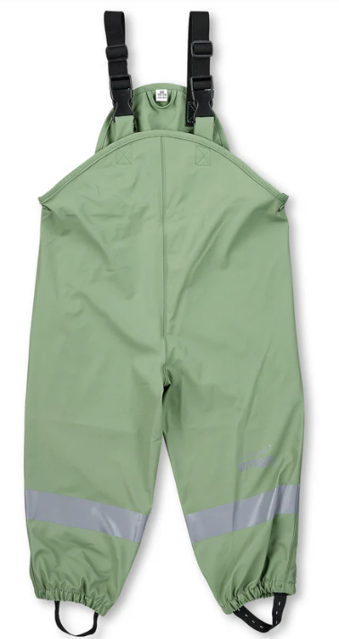 Diese ungefütterte Regenhose schützt zuverlässig vor Nässe und Kälte an milden Tagen. Mit verschweißten Nähten, verstellbaren Trägern und Druckknöpfen bietet sie flexiblen Komfort. Reflektierende Elemente sorgen für bessere Sichtbarkeit im Dunkeln. Robust und flexibel begleitet sie sicher durch Matsch und Pfützen.