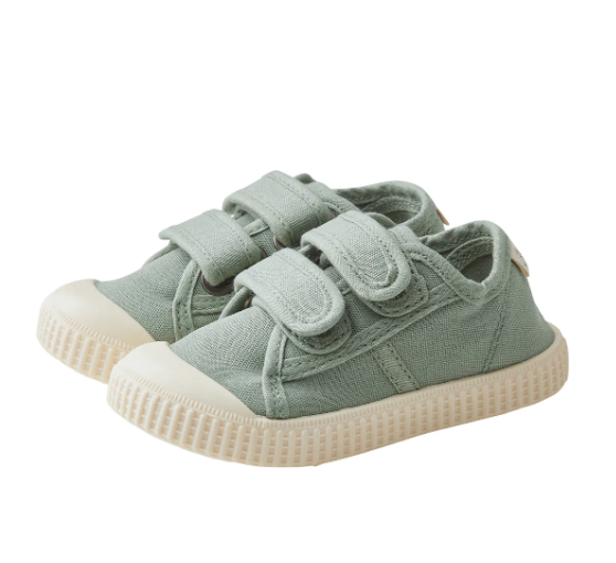 Unifarbene Sneaker aus hochwertigem Baumwollstoff mit farblich abgesetzter Sohle und Zehenkappe. Die hochgezogene Zehenkappe schützt, die Anti-Rutsch-Sohle sorgt für sicheren Halt. Praktischer Klettverschluss erleichtert das An- und Ausziehen. Ideal für aktive Kinder und entspannte Tage. Langlebig, bequem und mit charmantem Sterntaler Logo.