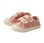 Unifarbene Sneaker aus hochwertigem Baumwollstoff mit farblich abgesetzter Sohle und Zehenkappe. Die hochgezogene Zehenkappe schützt, die Anti-Rutsch-Sohle sorgt für sicheren Halt. Praktischer Klettverschluss erleichtert das An- und Ausziehen. Ideal für aktive Kinder und entspannte Tage. Langlebig, bequem und mit charmantem Sterntaler Logo.