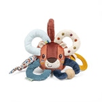 Jack, der sensorische Aktivitätsball in Löwenform, ist ideal für Babys ab Geburt. Mit fünf verschiedenen Ringen und vielfältigen Materialien wie Stickereien, Holz und Silikonbeißring fördert er spielerisch Tasten, Sehen und Hören. Die speziell für kleine Hände gestaltete Größe und die kontrastreichen Farben unterstützen die sensorische Entwicklung und bieten gleichzeitig Linderung beim Zahnen. Ein vielseitiges Spielzeug, das Neugier weckt und die Sinne Ihres Babys sanft stimuliert.