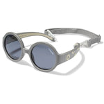 Die Hippie L - Grey ist eine preisgekrönte Kindersonnenbrille mit flexiblem Rahmen und verstellbarem Band für optimalen Sitz. Sie bietet 100% UV400-Schutz, ist bruchsicher, leicht und aus schadstofffreiem Material. Ideal für unbeschwerten Sonnenspaß und nachhaltig verpackt.