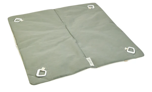 Der Spielbogen Safari bietet Babys eine sichere und anregende Spielumgebung. Mit weicher, gepolsterter Decke und abnehmbaren Figuren fördert er motorische Fähigkeiten und Sinneswahrnehmung. Integrierte Knister-, Rassel- und Quietschelemente stimulieren die Sinne.