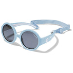 Die Hippie L - Light Blue ist eine preisgekrönte Kindersonnenbrille mit flexiblem Rahmen und verstellbarem Band für optimalen Sitz. Sie bietet 100% UV400-Schutz, ist bruchsicher, leicht und aus schadstofffreiem Material. Ideal für unbeschwerten Sonnenspaß und nachhaltig verpackt.