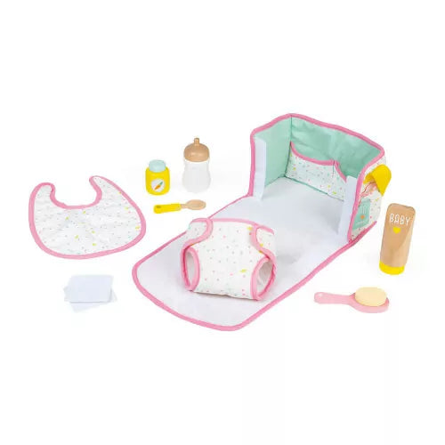 Dieses Wickel- und Windelset mit 8 Teilen enthält alles, was Kinder ab 2 Jahren für die Babypflege brauchen: Lätzchen, Windel, Löffel, Bürste, Töpfchen, Cremetube, Fläschchen und Wattebäusche. Die Tasche lässt sich zu einer Wickelunterlage entfalten und bietet Platz für Puppen von 36 bis 42 cm. Die Accessoires aus FSC®-zertifiziertem Holz fördern spielerisch das Nachahmen und die Fürsorge.
