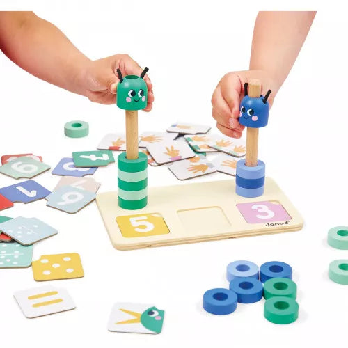 Dieses pädagogische Holzspiel hilft Kindern ab 3 Jahren spielerisch, Zahlen zu zerlegen und zu vergleichen. Mit bunten Perlen und 33 Karten lernen sie, Zahlen zu erkennen und zu bilden. Das Anfassen und Legen der Perlen macht das Lernen anschaulich und verständlich. So entdecken Kinder ganz einfach, wie Zahlen zusammengesetzt sind und wie man „größer als“ und „kleiner als“ versteht. Ideal, um spielerisch mathematische Grundlagen zu fördern.