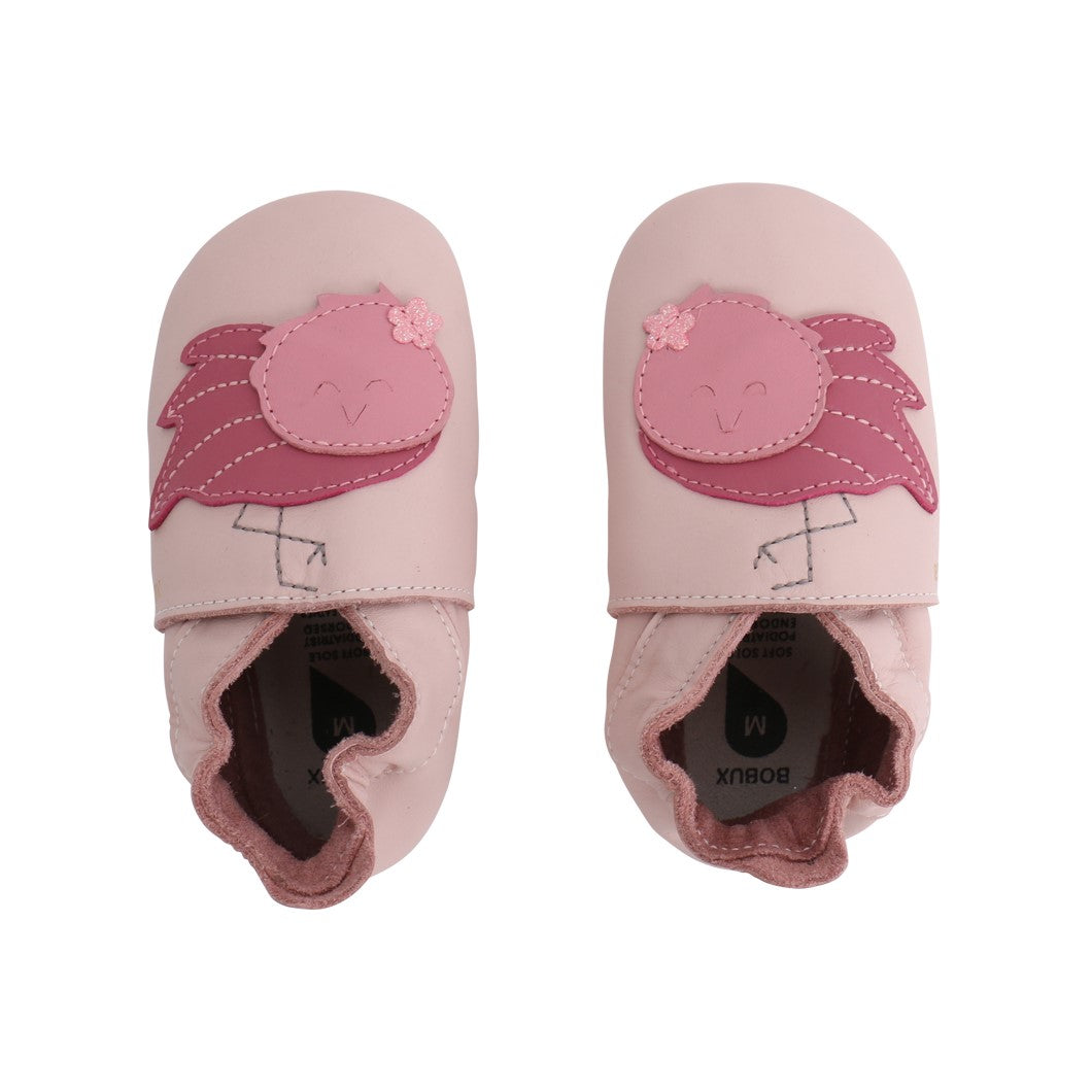 Beschreibung
Die Bobux Soft Soles sind Krabbel- und Hausschuhe für Babys bis hin zum Kleinkindalter und unterstützen Kinderfüße in ihrem natürlichen Wachstum, ohne einzuengen. Das extra weiche und biegsame Leder passt sich optimal an den Fuß an und lässt ihn atmen. Perfekt für Zuhause oder im Kindergarten, als Krabbel-, Haus- oder Gymnastikschuh.
Info
Falls die gewünschte Größe momentan online nicht vorrätig ist, senden Sie bitte eine kurze Nachricht an shop@dies-das.com. Wir prüfen gerne die Verfüg