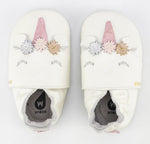 Beschreibung
Die Bobux Soft Soles sind Krabbel- und Hausschuhe für Babys bis hin zum Kleinkindalter und unterstützen Kinderfüße in ihrem natürlichen Wachstum, ohne einzuengen. Das extra weiche und biegsame Leder passt sich optimal an den Fuß an und lässt ihn atmen. Perfekt für Zuhause oder im Kindergarten, als Krabbel-, Haus- oder Gymnastikschuh.
Info
Falls die gewünschte Größe momentan online nicht vorrätig ist, senden Sie bitte eine kurze Nachricht an shop@dies-das.com. Wir prüfen gerne die Verfüg