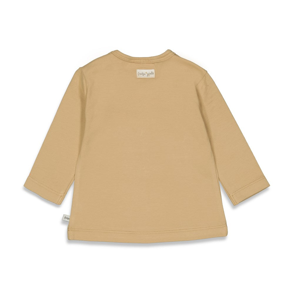 Beschreibung
Das Longsleeve Cuddles - Wild And Free vereint kuscheligen Komfort mit einem kraftvollen Lebensgefühl. Hergestellt aus weichem, hochwertigem Material, hält es dich an kühleren Tagen angenehm warm. Das inspirierende Design erinnert dich daran, frei und wild zu leben – perfekt für alle, die ihren individuellen Stil mit einer Prise Abenteuerlust zeigen möchten.