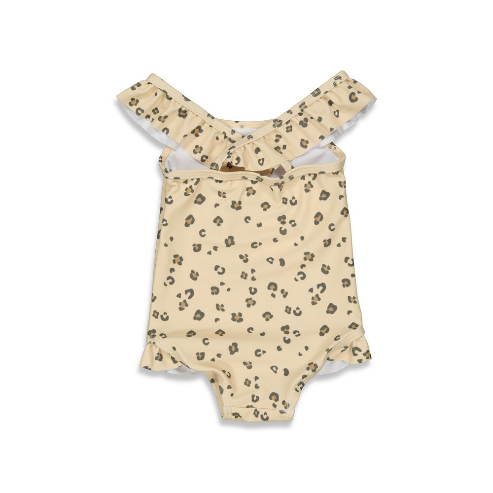 Beschreibung
Dieser Badeanzug mit auffälligem Leoprint verbindet wilden Stil mit Komfort. Perfekt, um am Strand oder Pool selbstbewusst und modisch aufzutreten.  Erleben Sie Freiheit und Eleganz in einem – ideal für alle, die ihren Look mit einem Hauch von Abenteuerlust veredeln möchten