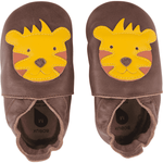 Beschreibung
Die Bobux Soft Soles sind Krabbel- und Hausschuhe für Babys bis hin zum Kleinkindalter und unterstützen Kinderfüße in ihrem natürlichen Wachstum, ohne einzuengen. Das extra weiche und biegsame Leder passt sich optimal an den Fuß an und lässt ihn atmen. Perfekt für Zuhause oder im Kindergarten, als Krabbel-, Haus- oder Gymnastikschuh.
Info
Falls die gewünschte Größe momentan online nicht vorrätig ist, senden Sie bitte eine kurze Nachricht an shop@dies-das.com. Wir prüfen gerne die Verfüg