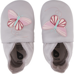 Beschreibung
Die Bobux Soft Soles sind Krabbel- und Hausschuhe für Babys bis hin zum Kleinkindalter und unterstützen Kinderfüße in ihrem natürlichen Wachstum, ohne einzuengen. Das extra weiche und biegsame Leder passt sich optimal an den Fuß an und lässt ihn atmen. Perfekt für Zuhause oder im Kindergarten, als Krabbel-, Haus- oder Gymnastikschuh.
Info
Falls die gewünschte Größe momentan online nicht vorrätig ist, senden Sie bitte eine kurze Nachricht an shop@dies-das.com. Wir prüfen gerne die Verfüg