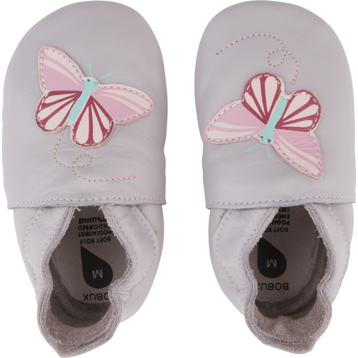 Beschreibung
Die Bobux Soft Soles sind Krabbel- und Hausschuhe für Babys bis hin zum Kleinkindalter und unterstützen Kinderfüße in ihrem natürlichen Wachstum, ohne einzuengen. Das extra weiche und biegsame Leder passt sich optimal an den Fuß an und lässt ihn atmen. Perfekt für Zuhause oder im Kindergarten, als Krabbel-, Haus- oder Gymnastikschuh.
Info
Falls die gewünschte Größe momentan online nicht vorrätig ist, senden Sie bitte eine kurze Nachricht an shop@dies-das.com. Wir prüfen gerne die Verfüg