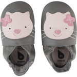 Beschreibung
Die Bobux Soft Soles sind Krabbel- und Hausschuhe für Babys bis hin zum Kleinkindalter und unterstützen Kinderfüße in ihrem natürlichen Wachstum, ohne einzuengen. Das extra weiche und biegsame Leder passt sich optimal an den Fuß an und lässt ihn atmen. Perfekt für Zuhause oder im Kindergarten, als Krabbel-, Haus- oder Gymnastikschuh.
Info
Falls die gewünschte Größe momentan online nicht vorrätig ist, senden Sie bitte eine kurze Nachricht an shop@dies-das.com. Wir prüfen gerne die Verfüg