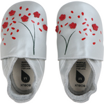 Beschreibung
Die Bobux Soft Soles sind Krabbel- und Hausschuhe für Babys bis hin zum Kleinkindalter und unterstützen Kinderfüße in ihrem natürlichen Wachstum, ohne einzuengen. Das extra weiche und biegsame Leder passt sich optimal an den Fuß an und lässt ihn atmen. Perfekt für Zuhause oder im Kindergarten, als Krabbel-, Haus- oder Gymnastikschuh.
Info
Falls die gewünschte Größe momentan online nicht vorrätig ist, senden Sie bitte eine kurze Nachricht an shop@dies-das.com. Wir prüfen gerne die Verfüg