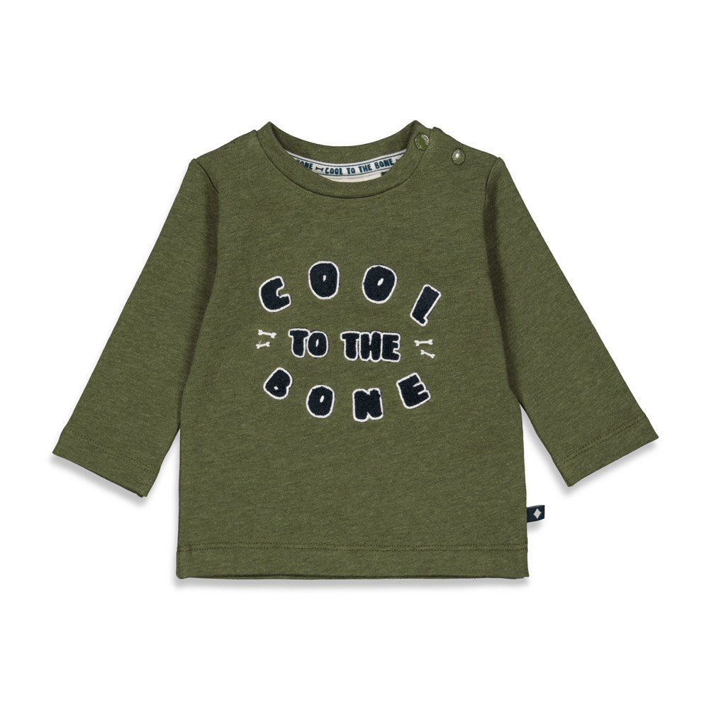 Beschreibung
Dieses Longsleeve „Cool To The Bone“ von Feetje verbindet Komfort mit einem lässigen Statement. Der hochwertige Stoff sorgt für angenehmes Tragegefühl, während der coole Spruch den individuellen Stil unterstreicht. Perfekt für entspannte Tage oder als stylisches Layering-Teil.