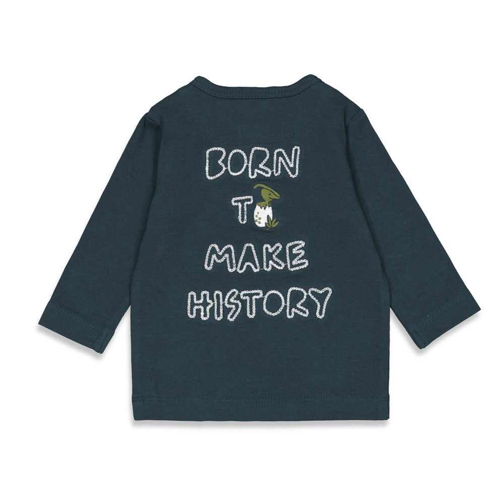 Beschreibung
Dieses Longsleeve „Cool To The Bone“ von Feetje verbindet Komfort mit einem lässigen Statement. Der hochwertige Stoff sorgt für angenehmes Tragegefühl, während der coole Spruch auf der Rückseite den individuellen Stil unterstreicht. Perfekt für entspannte Tage oder als stylisches Layering-Teil.