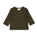 Beschreibung
Das Langarmshirt von Feetje aus der Adventure Kollektion bietet hohen Tragekomfort und einem coolen Print. Es ist die perfekte Wahl für kühlere Tage und verwöhnt die Haut mit seinem weichen Material. So genießen Sie einen stilvollen und bequemen Tag.