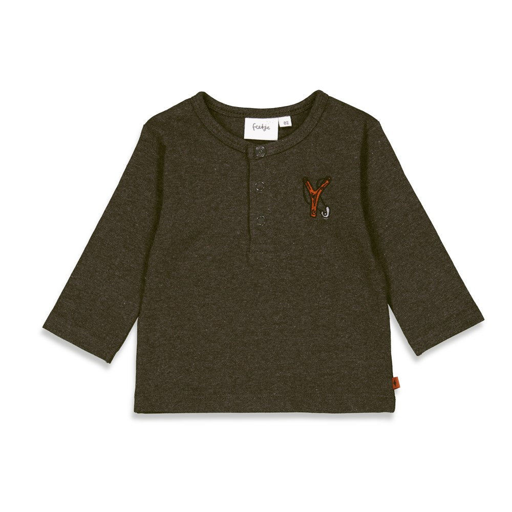 Beschreibung
Das Langarmshirt von Feetje aus der Adventure Kollektion bietet hohen Tragekomfort und einem coolen Print. Es ist die perfekte Wahl für kühlere Tage und verwöhnt die Haut mit seinem weichen Material. So genießen Sie einen stilvollen und bequemen Tag.