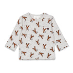 Beschreibung
Das Longsleeve Yay - Adventure von Feetje kombiniert Komfort und Stil für jeden Tag. Hergestellt aus weichem Material, bietet es ein angenehmes Tragegefühl und ist ideal für kühle Tage. Mit seinem ansprechenden Design begleitet es Sie modisch und bequem durch jede Gelegenheit.