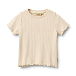 Klassisches Rip-T-Shirt von WHEAT mit kurzen Ärmeln in warmem Weizenton. Das Irene besticht durch seine zeitlose Silhouette und die hochwertige Verarbeitung. Die gerippte Struktur sorgt für optimale Passform und Tragekomfort.