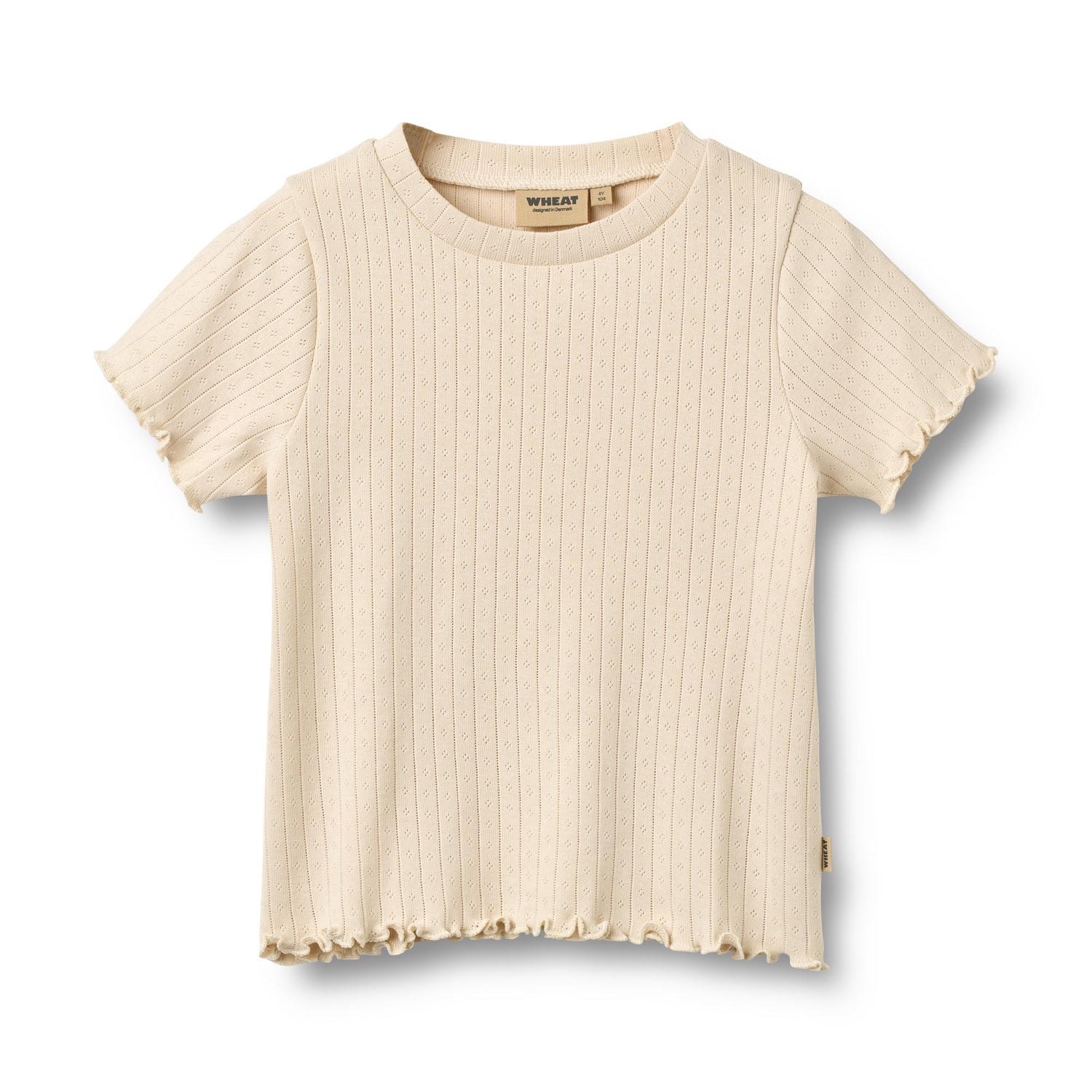 Klassisches Rip-T-Shirt von WHEAT mit kurzen Ärmeln in warmem Weizenton. Das Irene besticht durch seine zeitlose Silhouette und die hochwertige Verarbeitung. Die gerippte Struktur sorgt für optimale Passform und Tragekomfort.