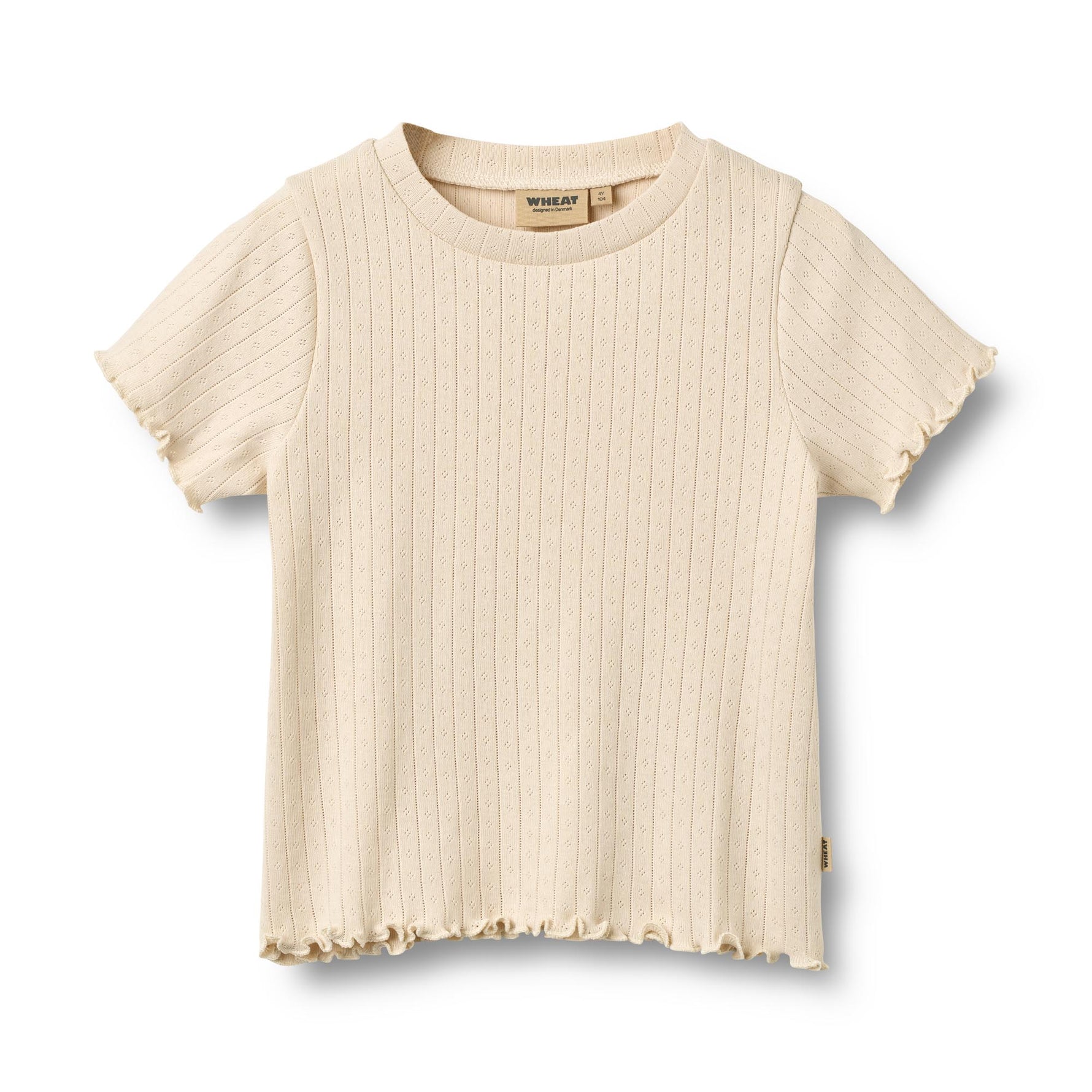 Klassisches Rip-T-Shirt von WHEAT mit kurzen Ärmeln in warmem Weizenton. Das Irene besticht durch seine zeitlose Silhouette und die hochwertige Verarbeitung. Die gerippte Struktur sorgt für optimale Passform und Tragekomfort.