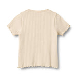Klassisches Rip-T-Shirt von WHEAT mit kurzen Ärmeln in warmem Weizenton. Das Irene besticht durch seine zeitlose Silhouette und die hochwertige Verarbeitung. Die gerippte Struktur sorgt für optimale Passform und Tragekomfort.