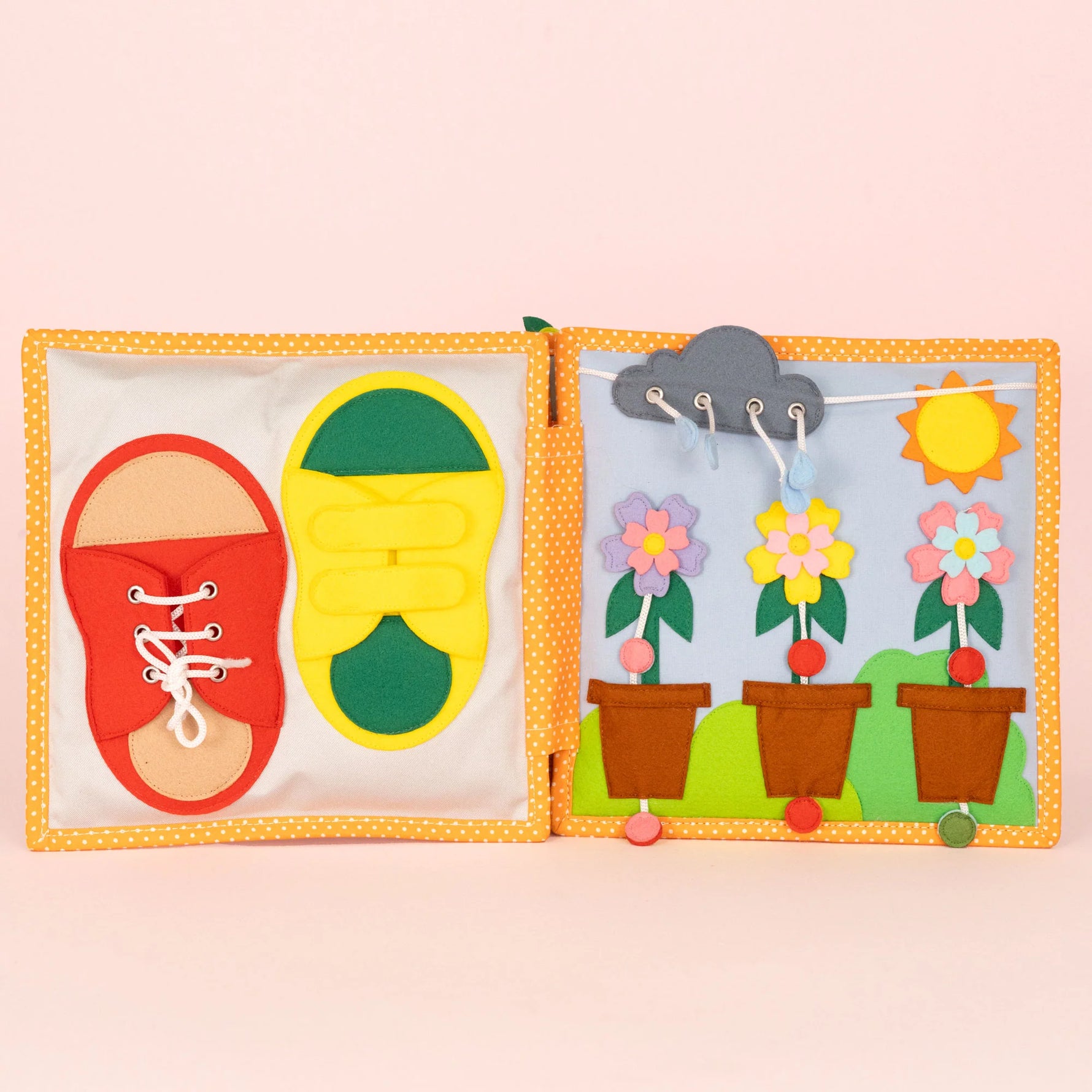 Begleite dein Kind durch einen bunten Tag mit diesem Quiet Book von Jolly Design. Die bewegliche Figur erlebt alltägliche Abenteuer – Schuhe anziehen, Fahrrad fahren, gießen und spielen. Jede Seite lädt zum Nachspielen ein und stärkt dabei Feinmotorik, Geduld und Konzentration. Ideal, um Alltagsstrukturen zu verstehen und Selbstständigkeit zu entwickeln. Ein handgefertigtes Lernbuch voller Farben und Details für kleine Entdecker.